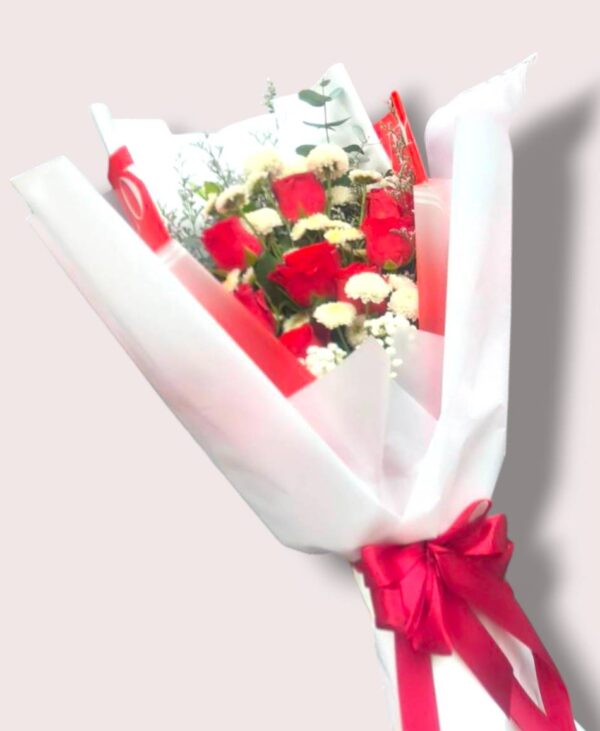 Bouquet of 7 red roses, including decorations