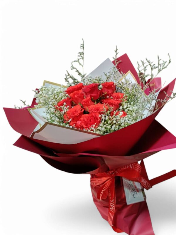 Bouquet of 15 red round roses