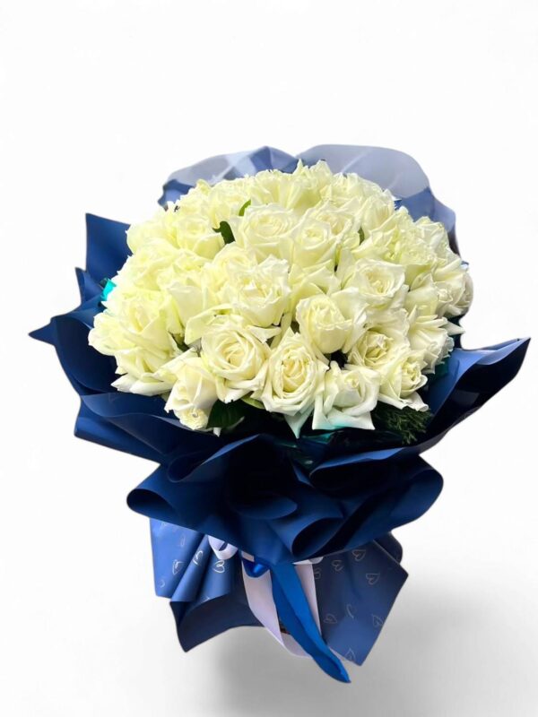 A bouquet of 31 large white roses decorated with blue, light blue or brown paper.
