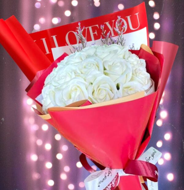 12 white roses, red i love you