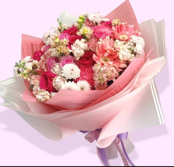 กุหลาบสีชมพูตกแต่งด้วยดอกไม้วินเทจ