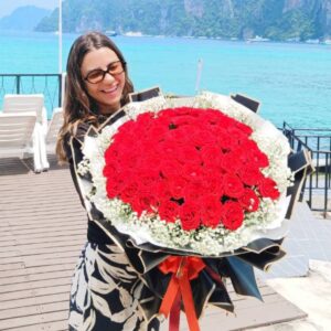 ช่อดอกกุหลาบแดง 51 ดอกตกแต่งด้วยกระดาษสีดำ